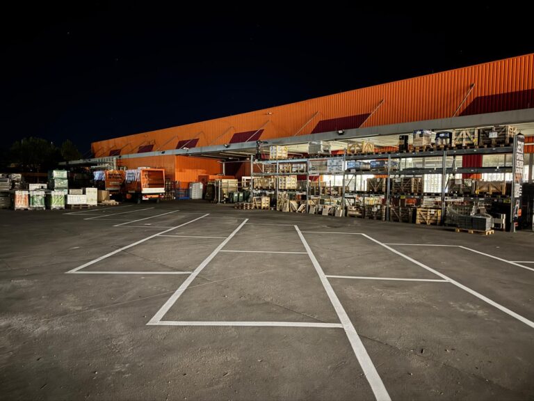 Verschiedene Markierungen an einem HORNBACH-Markt in Hamburg